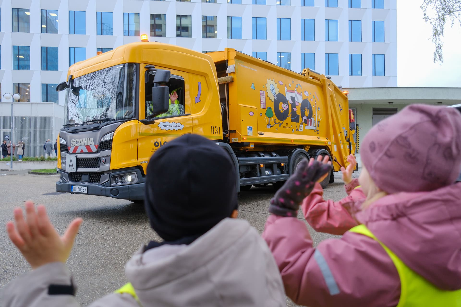Obrázky na smetiarskych autách v Bratislave ožijú. Po nasmerovaní mobilu na grafiku na vozidle firmy OLO sa motív rozanimuje a premení na krátky interaktívny zážitok pre deti aj rodičov.
