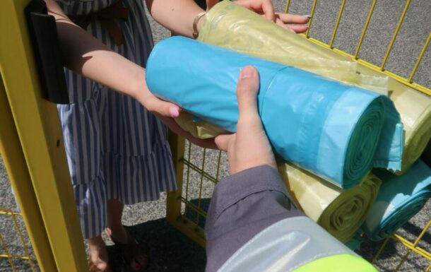 Distribúcia žltých a modrých vriec pre rodinné domy v mestských častiach Rača, Nové Mesto a Ružinov začína v septembri 2022